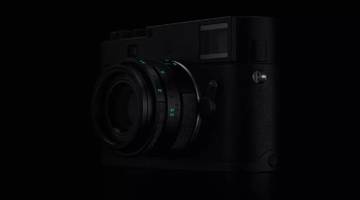 Камера Leica Monochrom черная и светится в темноте