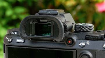 Новая беззеркальная камера Sony имеет видоискатель на 60 процентов лучше