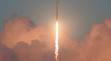 SpaceX успешно запустила летавшие ранее ракету Falcon 9 и грузовик Dragon
