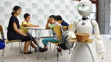 Люди с ограниченными возможностями смогут управлять роботами-официантами